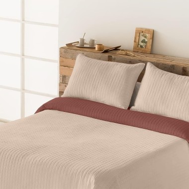 Colcha Reversible Modelo Quito - Beige | Microfibra Termosellada | Deslan Internacional