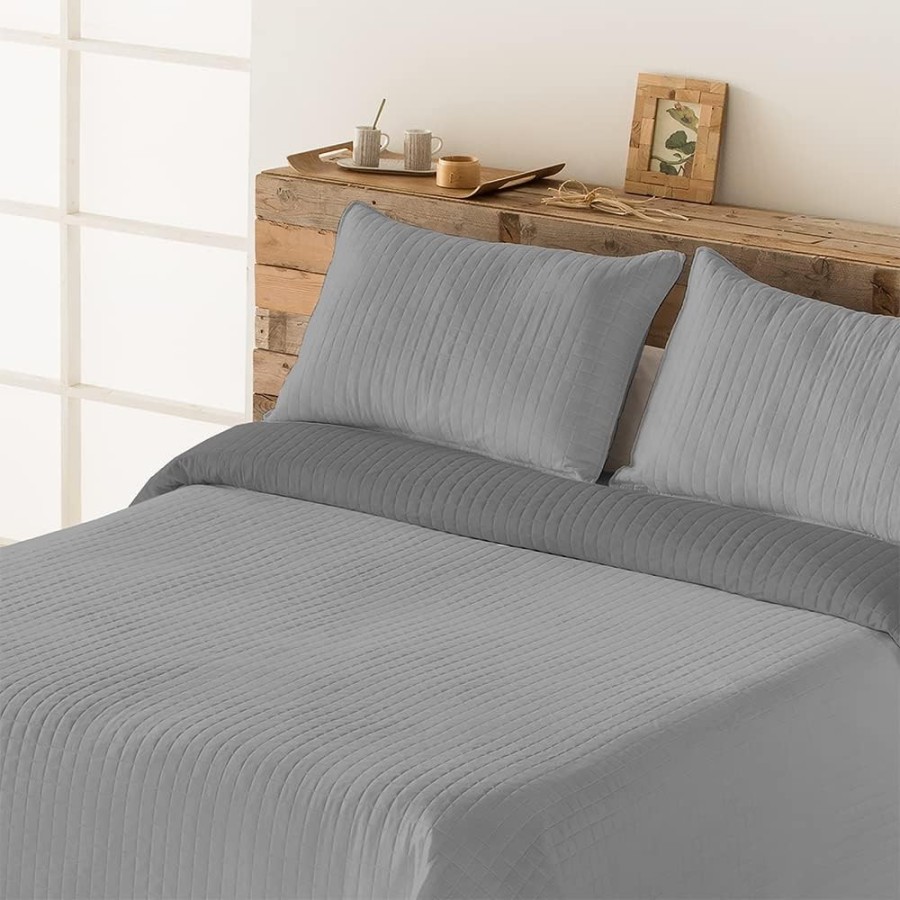 Colcha Reversible Modelo Quito - Gris | Microfibra Termosellada | Deslan Internacional