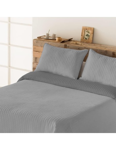 Colcha Reversible Modelo Quito - Gris | Microfibra Termosellada | Deslan Internacional